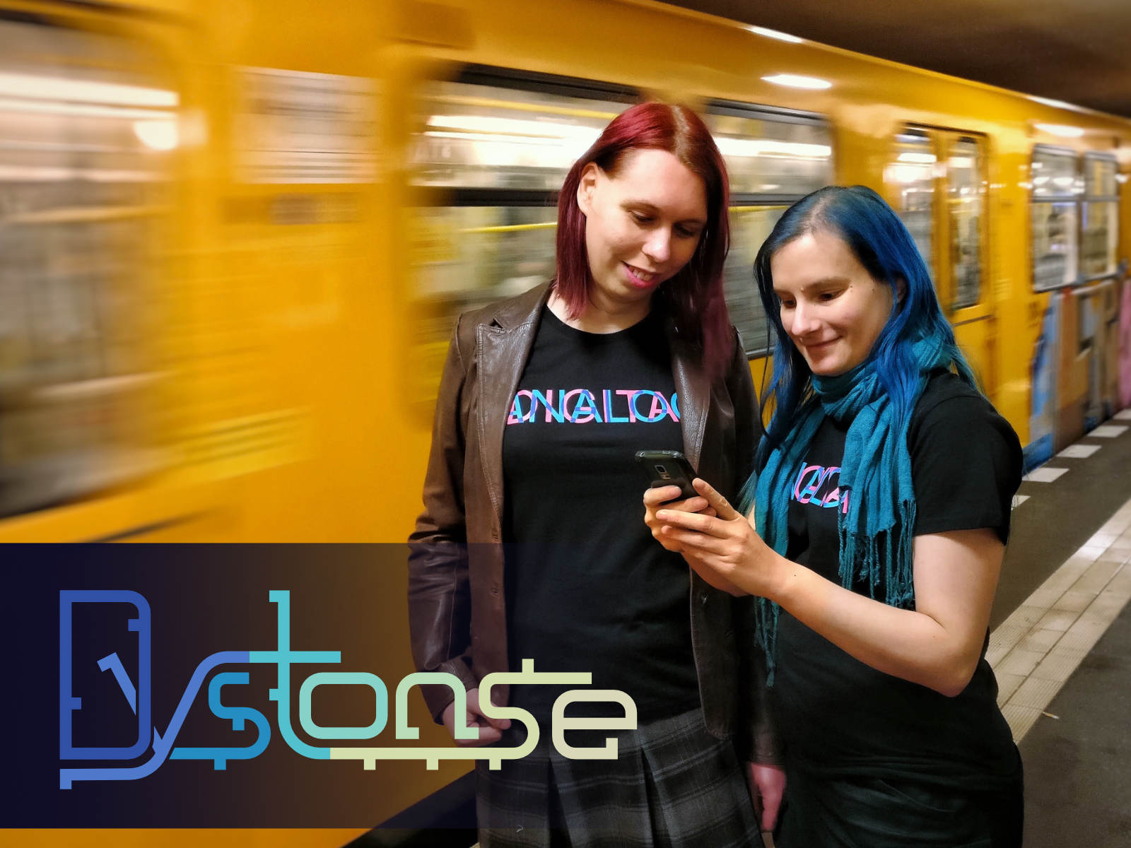 Ein Foto von Lena und mir vor einer U-Bahn, mit dem dystonse-Logo im Bild